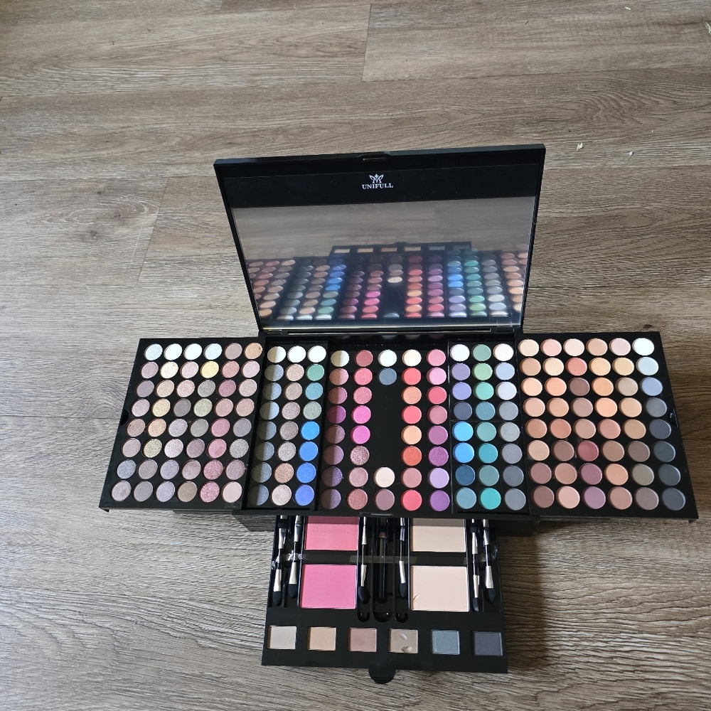 UNIFULL Vibrant Eyeshadow Palette